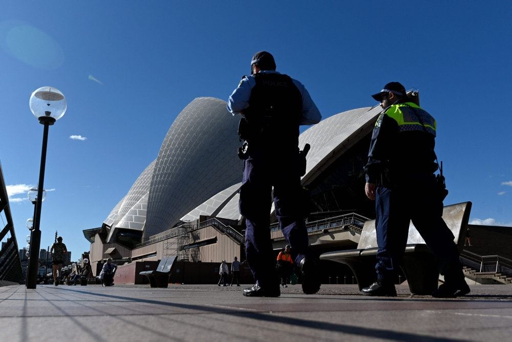 politi foran Sydney operahus
