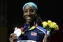En mørk kvinde med en OL-medalje