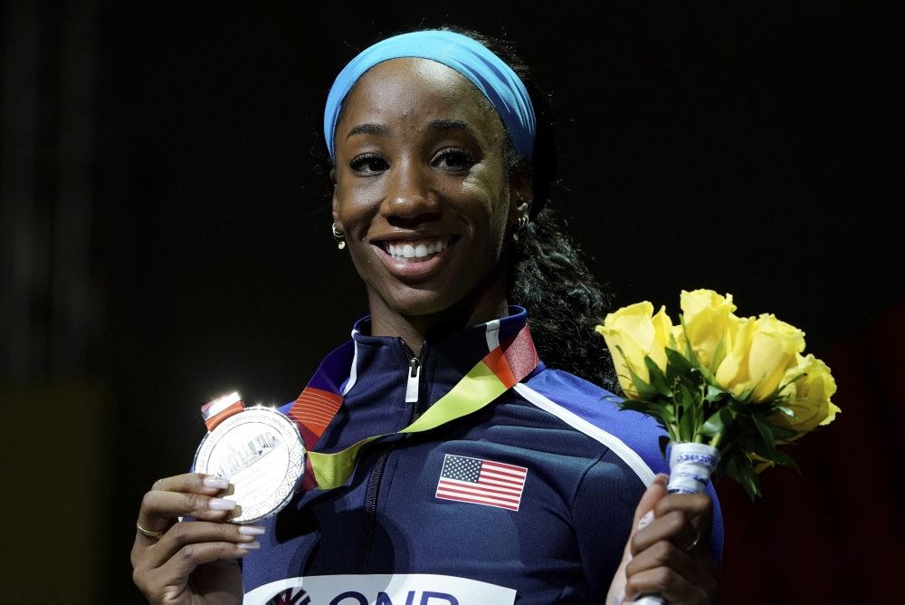 En mørk kvinde med en OL-medalje