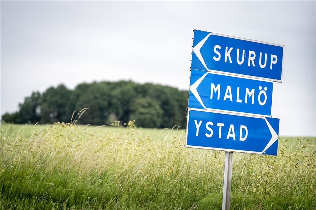 tre vejskilte viser vej til svenske byer 