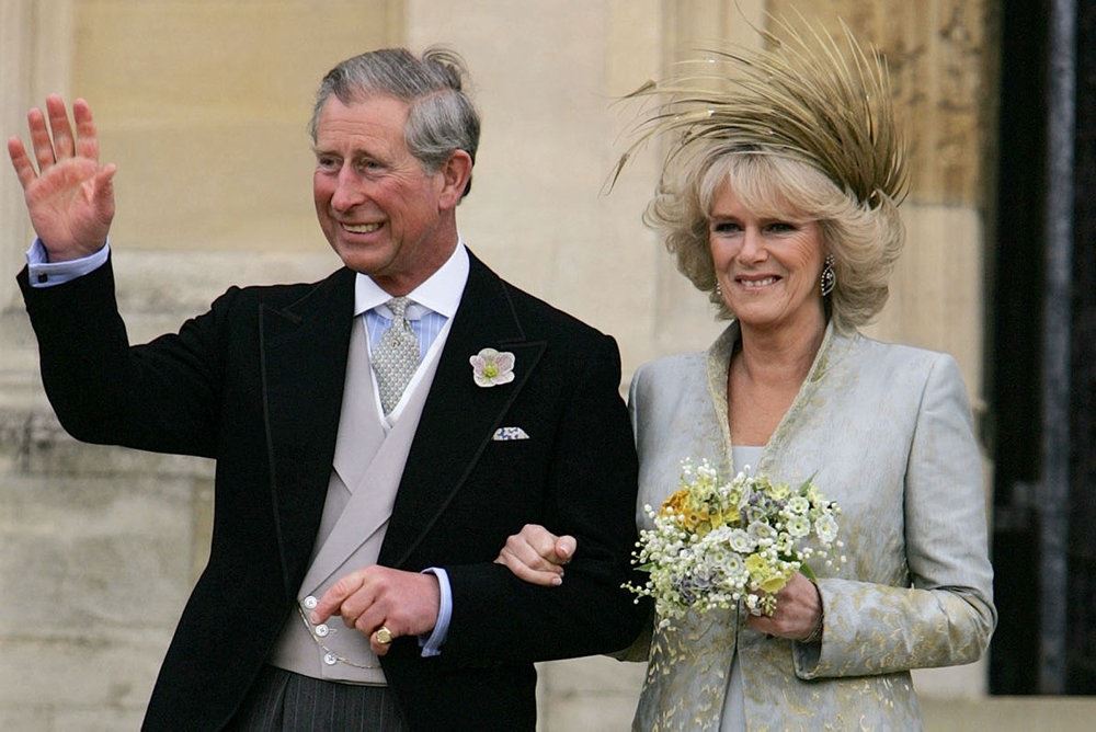 Charles og Camilla vinker til folkemængden på deres bryllupsdag