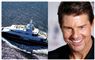 En megayacht og en smilende mand