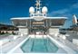 En swimmingpool på en yacht
