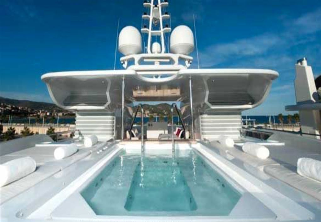 En swimmingpool på en yacht