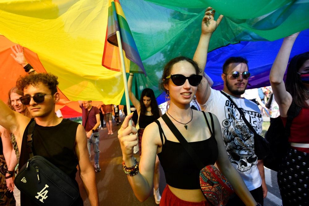 Demonstranter med regnbueflag