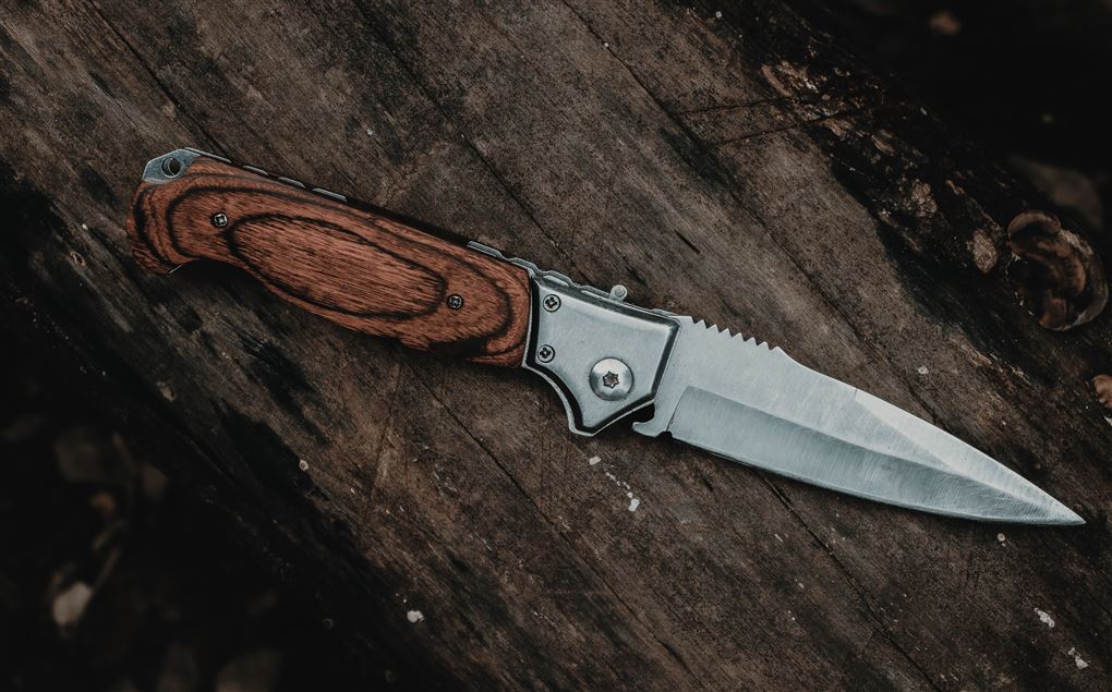 En kniv på en træ-baggrund