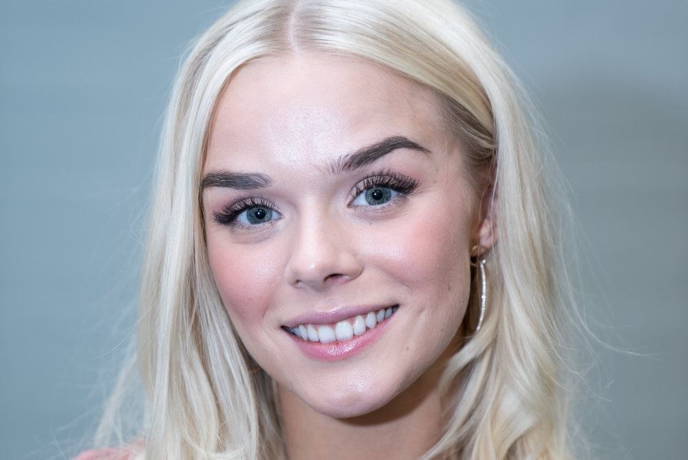 danseren asta björk smiler 