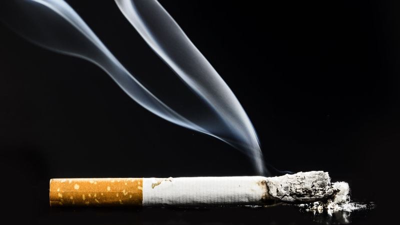 rygende cigaret