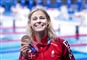 pernille blume smiler med medalje i hånden