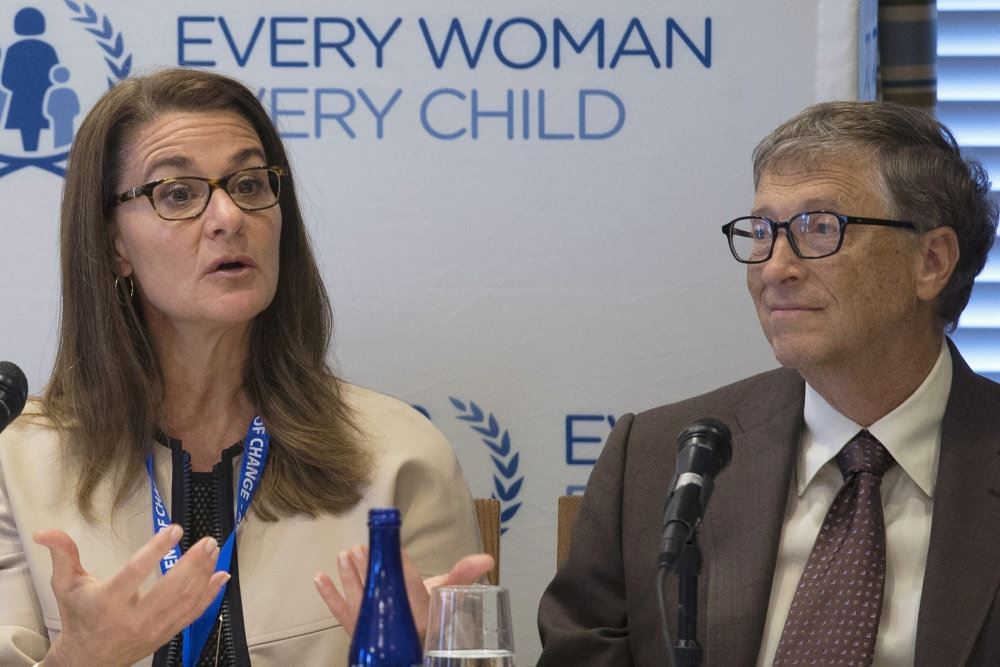 bill og melinda gates sidder ved siden af hinanden