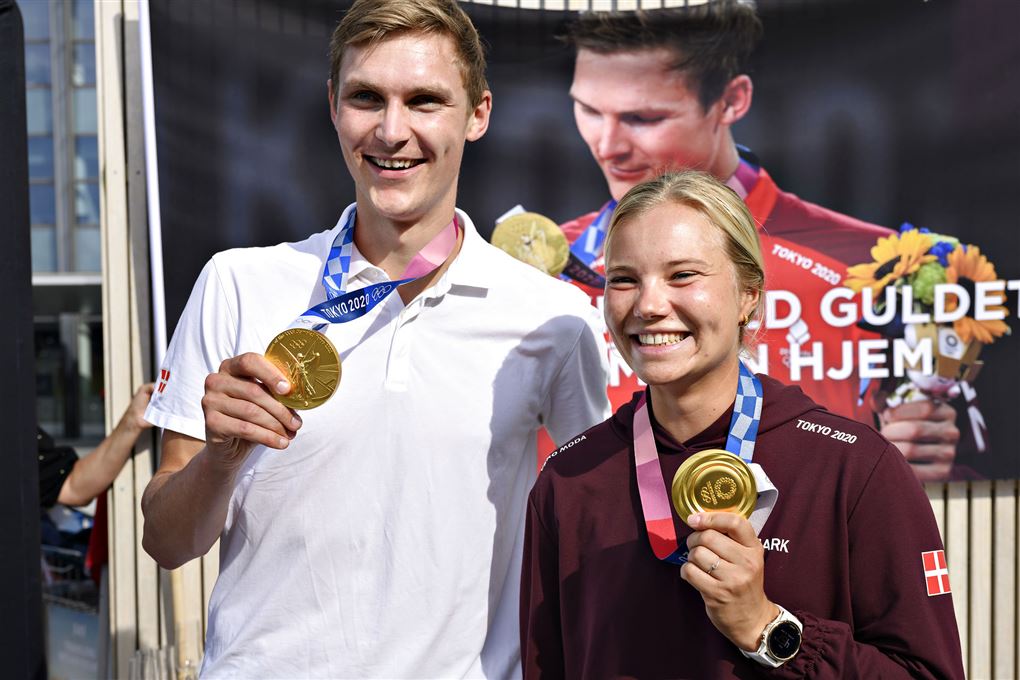 Viktor Axelsen og Anne-Marie Rindom poserer med guldmedaljer
