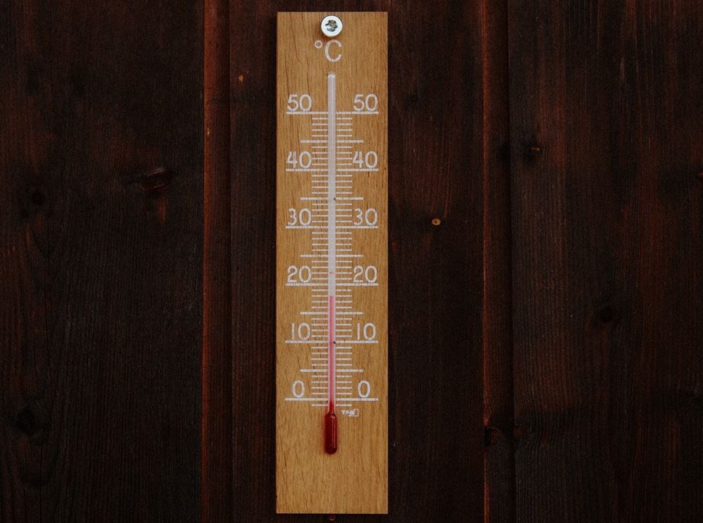 termometer hænger på væg