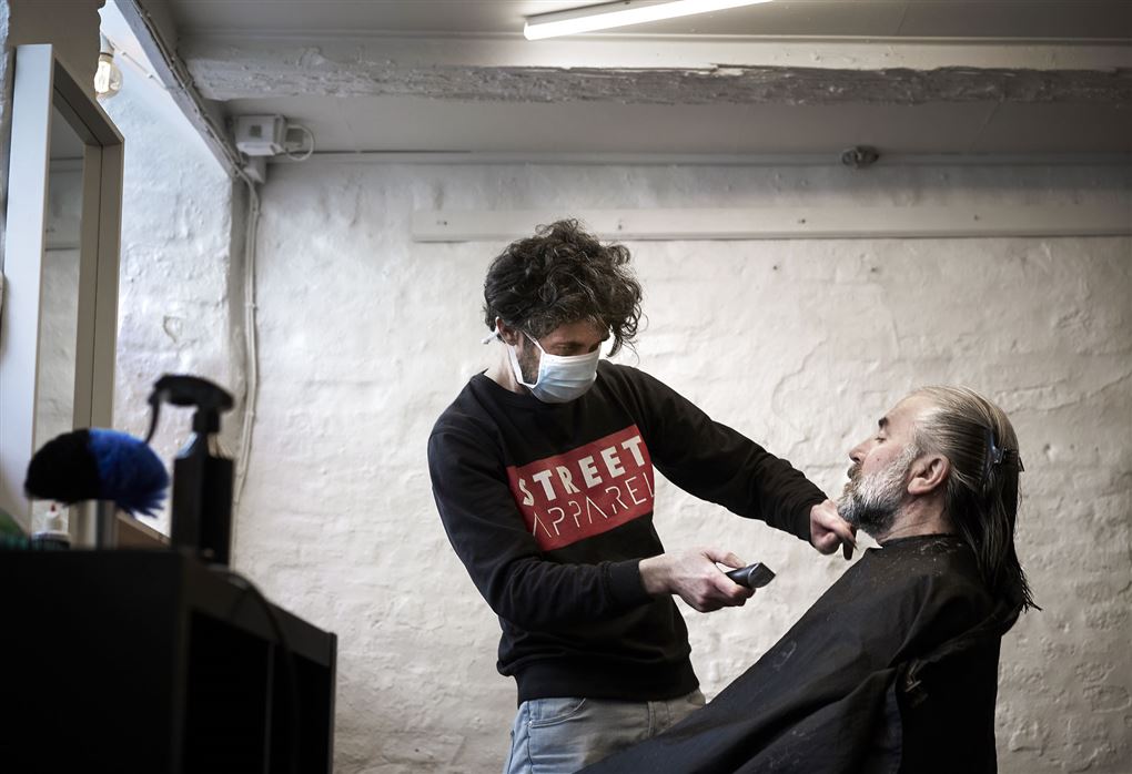 mand hos frisør 