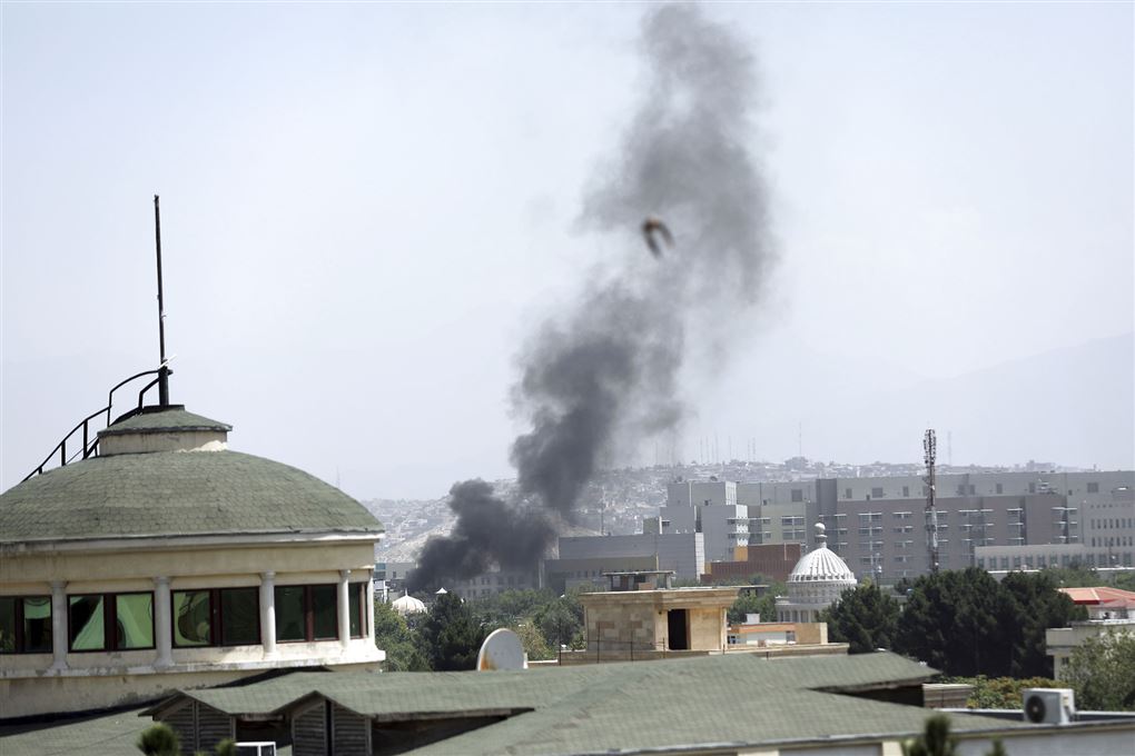 Røg op fra et hustag i Kabul. 