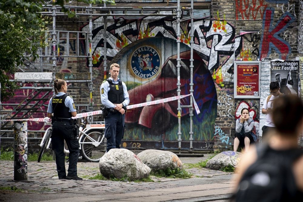 To betjente ved en afspærring ved Christiania. 