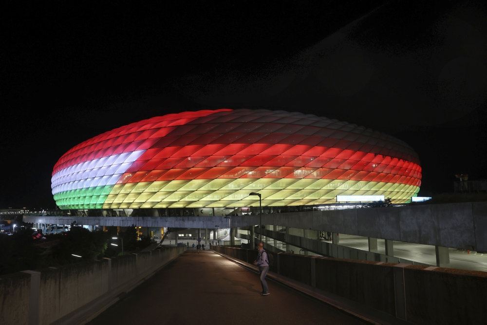 stadion oplyst i farver