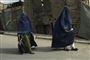 tildækkede kvinder på gaden i Kabul