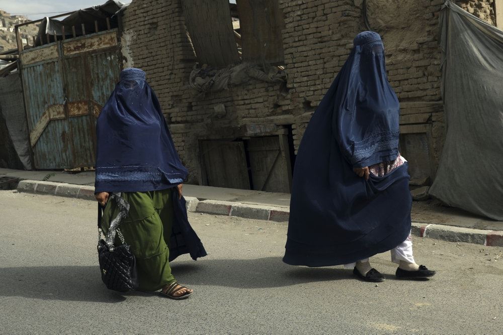 tildækkede kvinder på gaden i Kabul
