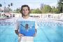 mand med pladecover står ved pool 