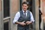 Tom Cruise i jakkesæt ser bekymret ud