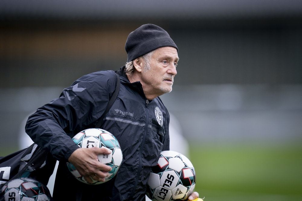 Lars Høgh i gråvejr på en fodboldbane med en bold under armen.