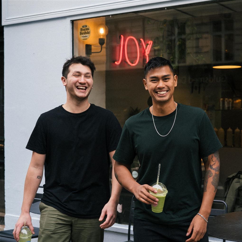 To smilende unge mænd