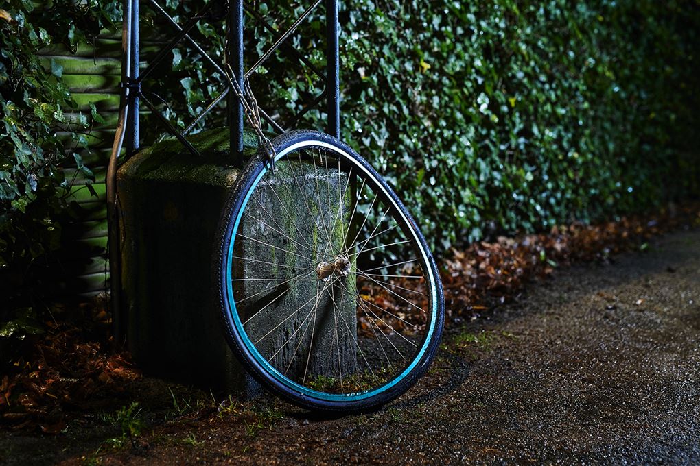 et cykelhjul låst til lygtepæl