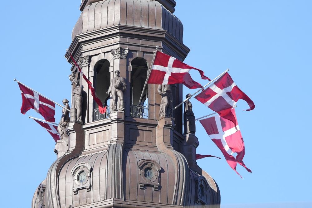Christianborg med flag i toppen