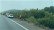 mand står ved ødelagt autoværn på motorvej