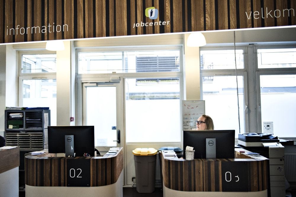 Et kontorlandskab med en enkelt medarbejder bag en skærm. 