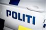 siden af en politibil.