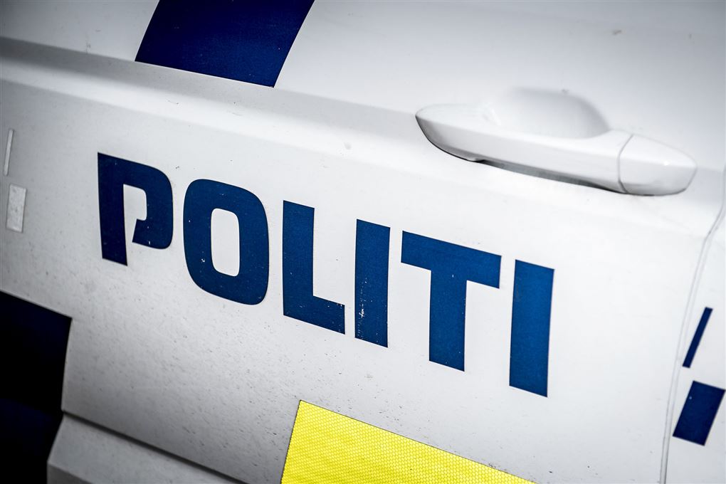 siden af en politibil.