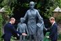 prins William og Harry står ved statue af Diana