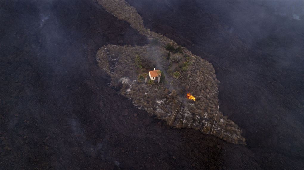 hus midt i lava