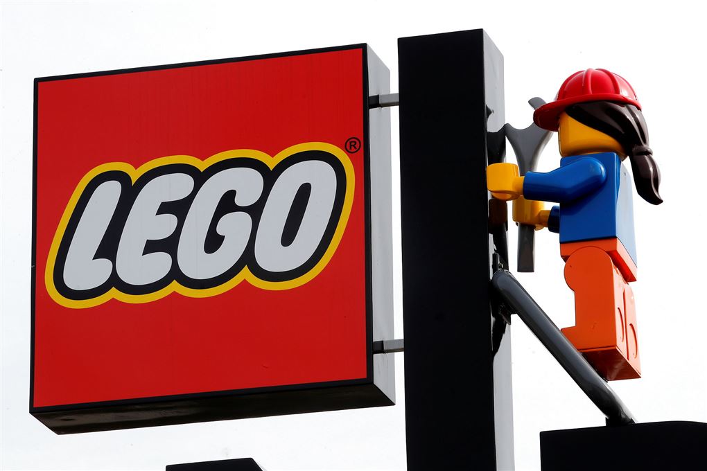 En Legomand og et kæmpe skilt