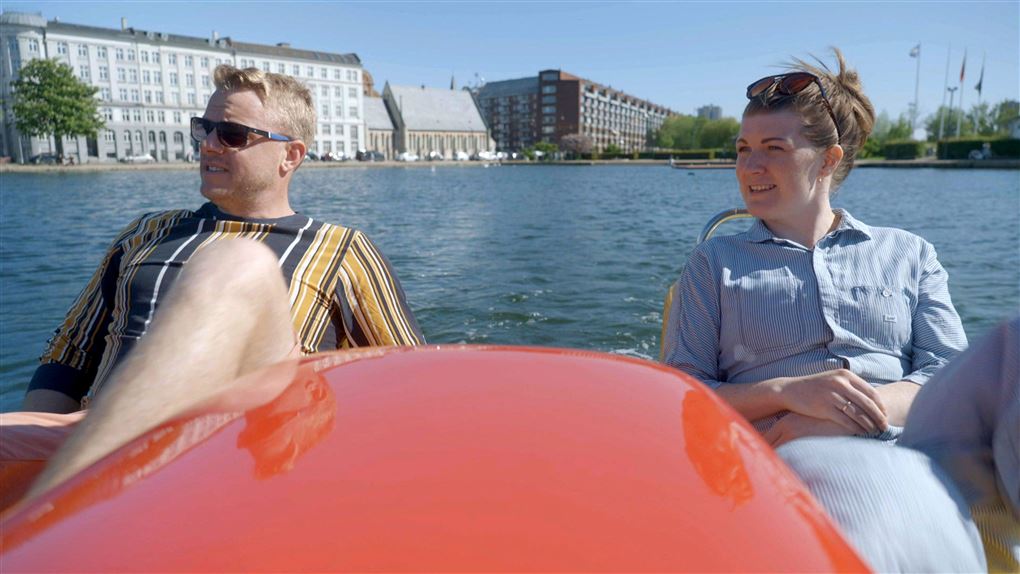 Et par i en vandcykel ved Søerne i København