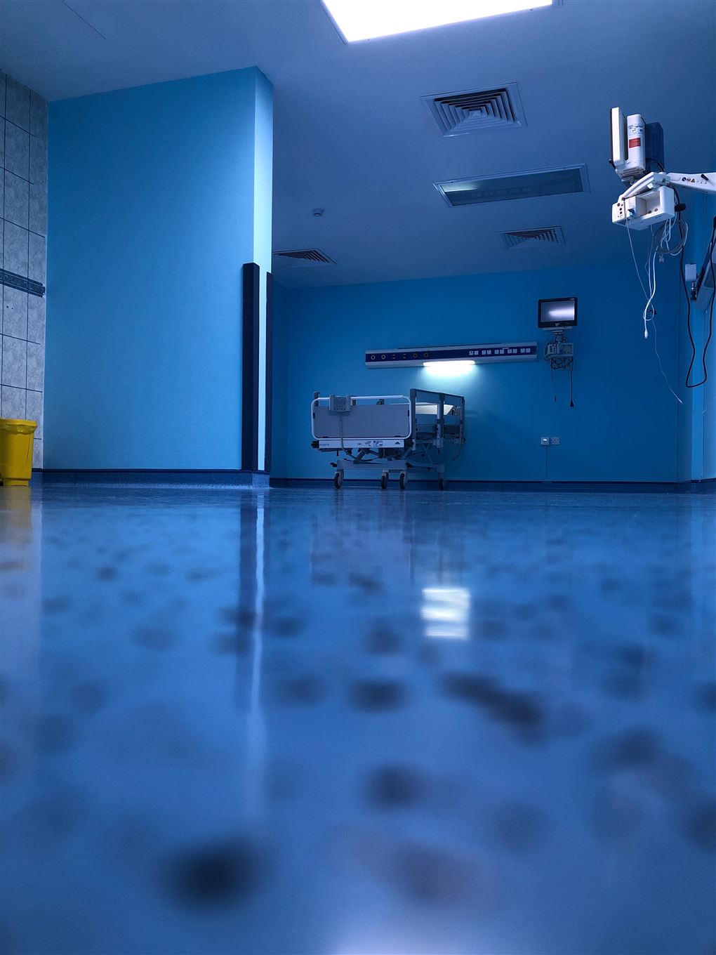 En tom hospitalsstue lyst op af blåt nattelys