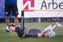 Thomas Delaney ligger ned i et lillebitte fodboldmål under en træning.