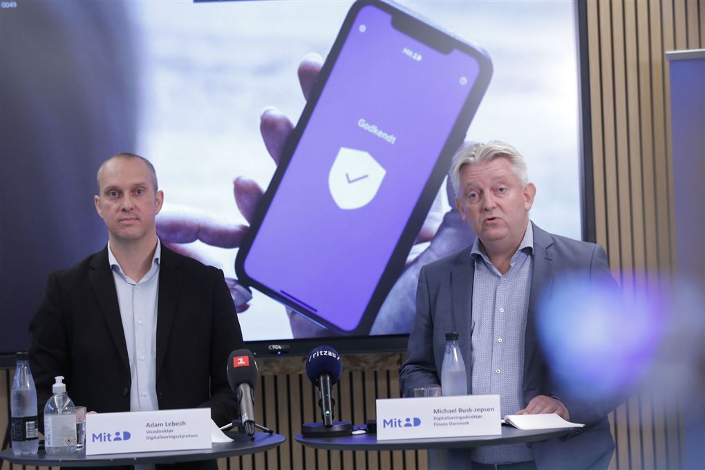to mænd taler på pressemøde 