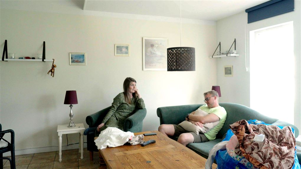 et yngre par i en sofa
