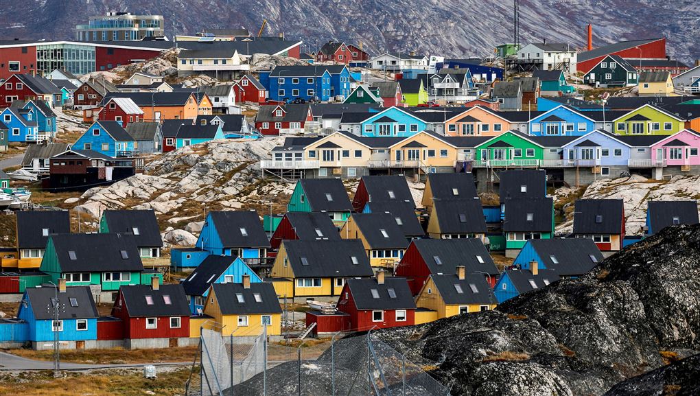 by med farvestrålende huse i grønland 