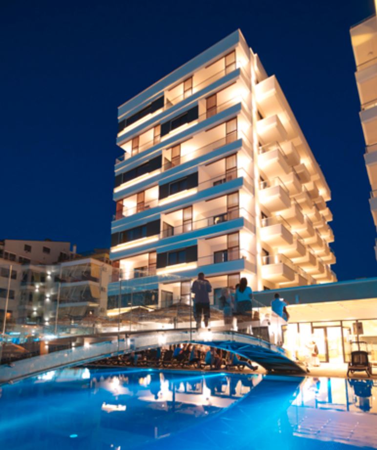 et luksushotel med pool