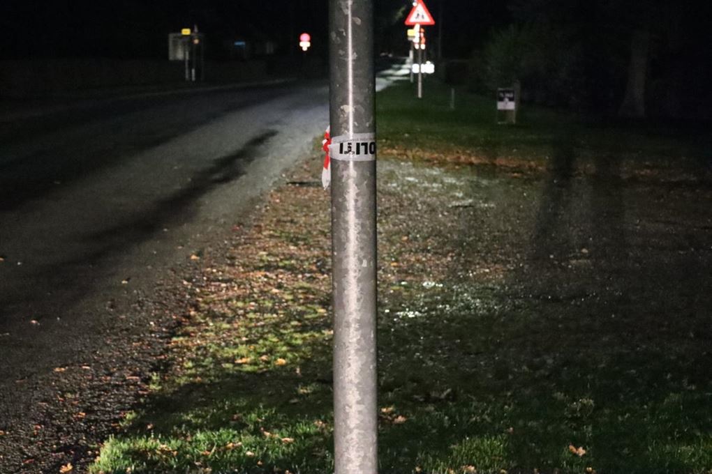 En lygtepæl med politibånd om