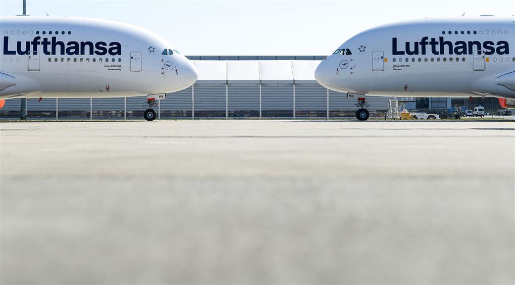 To A380-fly på landingsbanen