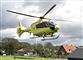 en lægehelikopter i luften