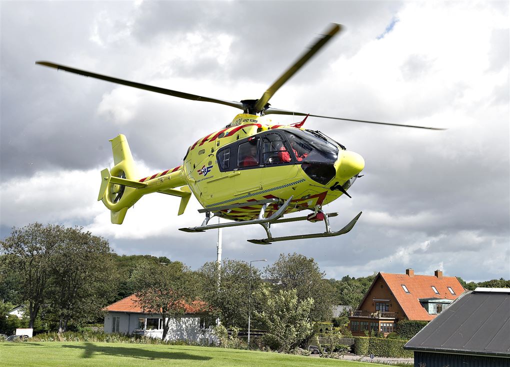 en lægehelikopter i luften