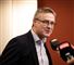 En mand bliver interviewet