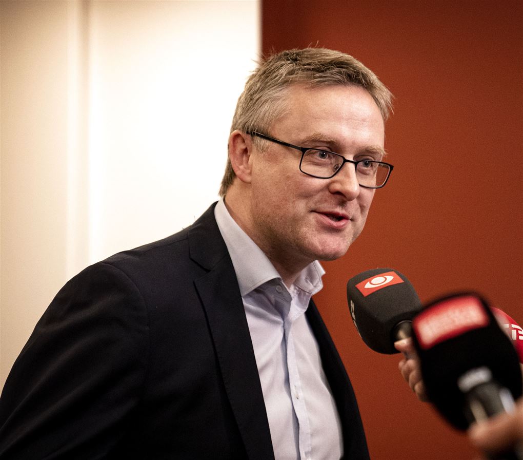 En mand bliver interviewet