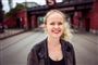 En smilende blond kvinde