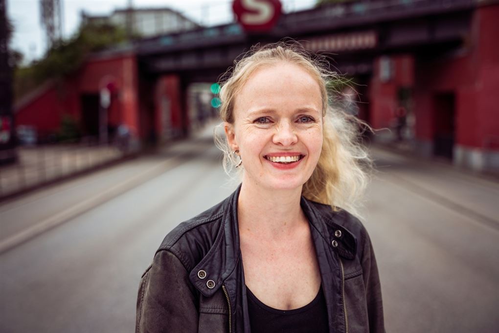 En smilende blond kvinde